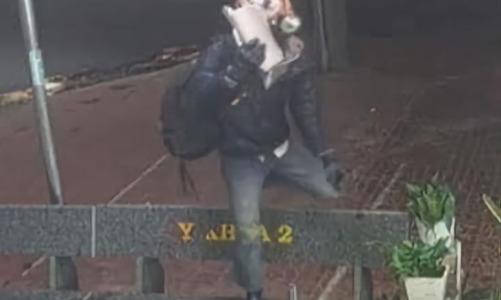 Công an truy tìm thanh niên vào tiệm vàng có biểu hiện bất thường