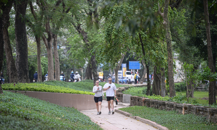  Loạt công viên hạ rào, người dân tận hưởng không gian mở giữa lòng Hà Nội
