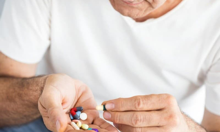 Tự ý dùng thuốc giảm đau kéo dài, cụ ông rơi vào nguy kịch
