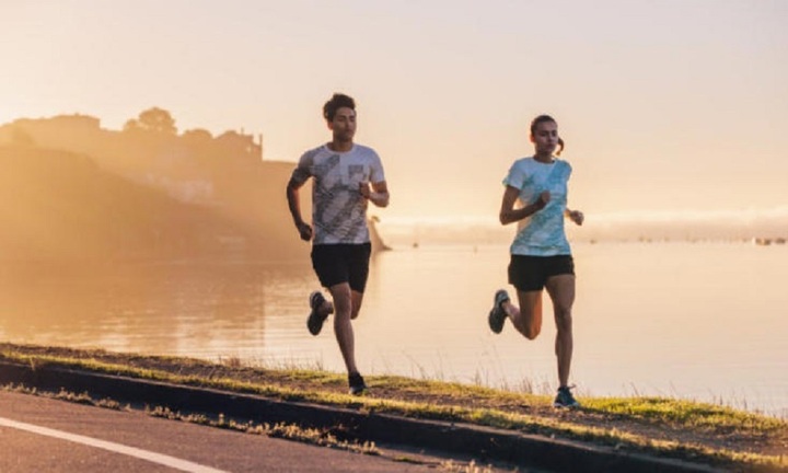 Chạy 30 phút buổi sáng hay đi bộ 60 phút buổi tối tốt cho sức khoẻ hơn? 