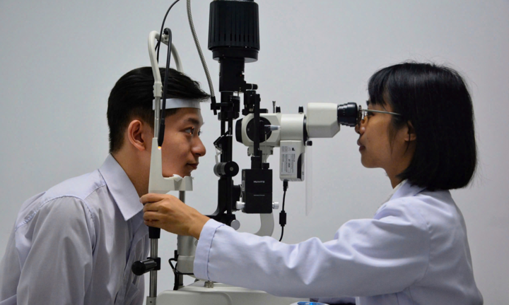 Sinh viên đưa công nghệ AI vào tư vấn nhãn khoa