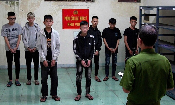 Nhóm thanh niên ép xe, cầm rựa tấn công khiến người đi đường tử vong