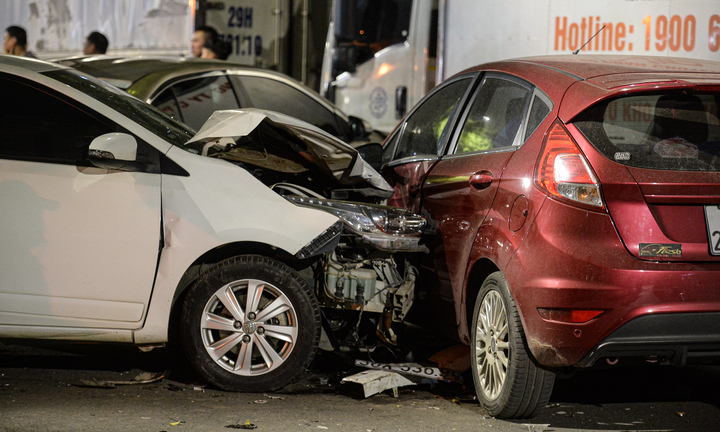 Hiện trường ngổn ngang sau vụ ô tô tông liên hoàn 7 phương tiện ở Hà Nội