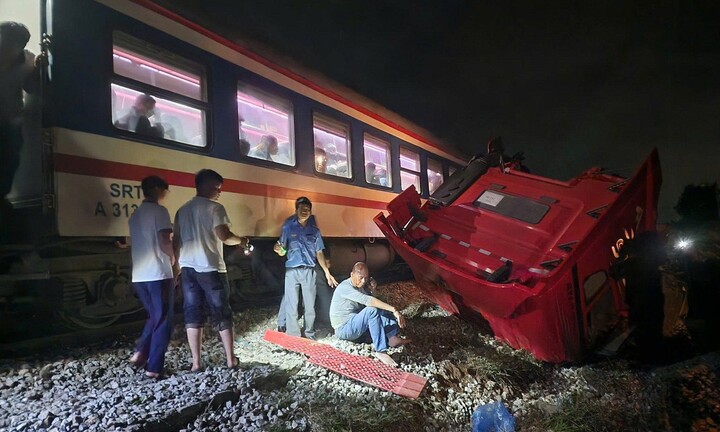 Tàu SE8 va chạm xe tải, lái tàu và tài xế bị thương