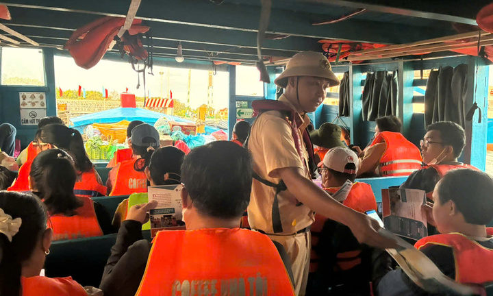 TP.HCM tăng kiểm tra nồng độ cồn đường thủy tại các điểm du lịch, lễ hội