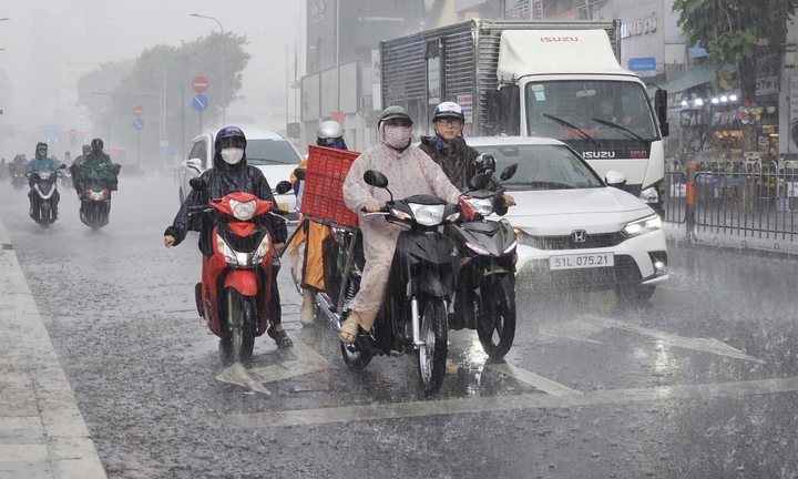 TP.HCM mưa trái mùa, cảnh báo dông lốc và sét
