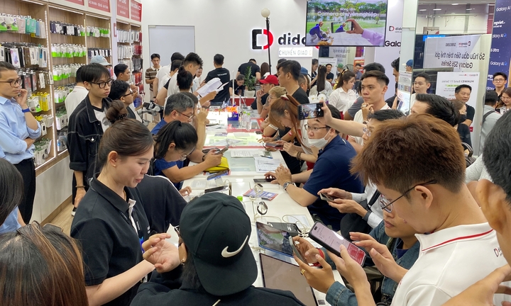 Chen chân mua Samsung Galaxy S26 Series lúc rạng sáng ở TP.HCM