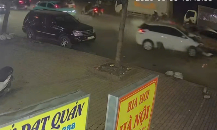 Khoảnh khắc ô tô gây tai nạn liên hoàn trên phố Hà Nội giờ cao điểm