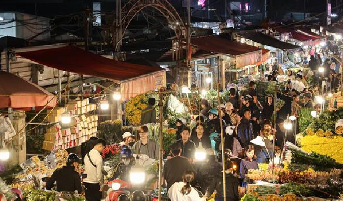 Giá hoa 8/3 tăng từng ngày, khách nhộn nhịp đi mua suốt đêm