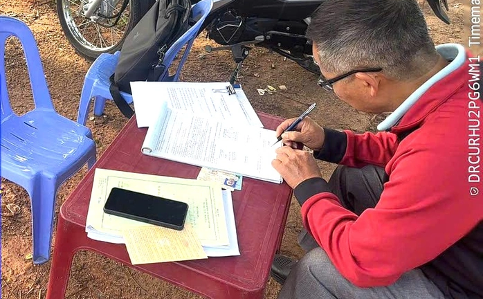 Xử lý tài xế xe biển xanh chở người 'làm xiếc' trên quốc lộ