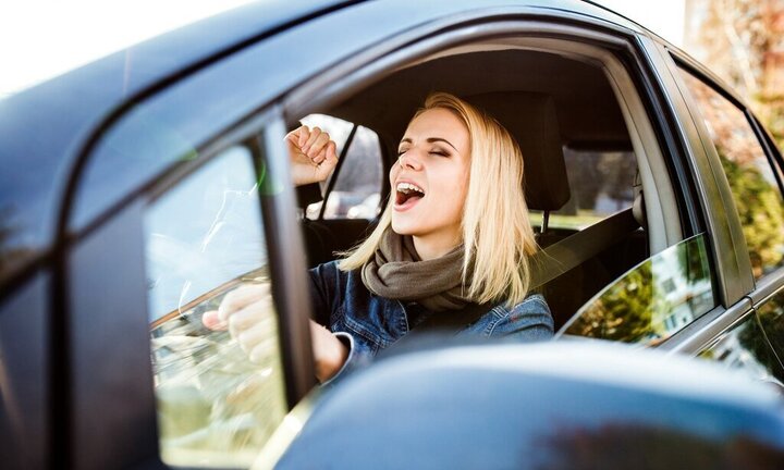 Vừa lái ô tô vừa nghe nhạc, khi nào có thể bị xử phạt? 