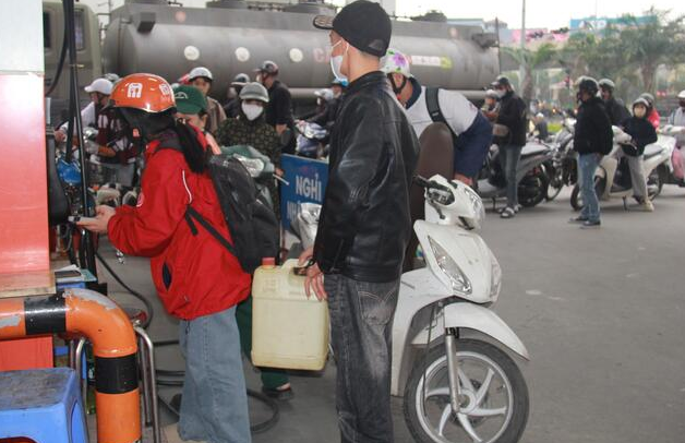 Nhiều cây xăng từ chối bán cho người mua bằng can, thùng phuy