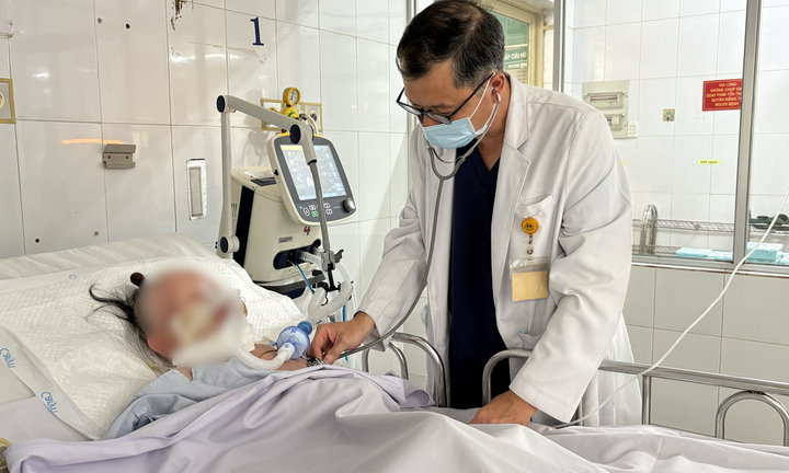 Chủ quan nghĩ cảm cúm thông thường, cụ bà 83 tuổi phải thở máy cấp cứu