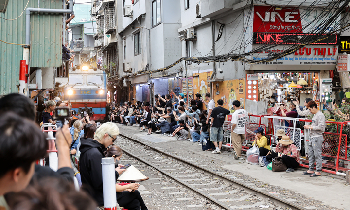 Phố cà phê đường tàu Hà Nội lại đông nghịt khách Tây sau đợt tháo dỡ vi phạm