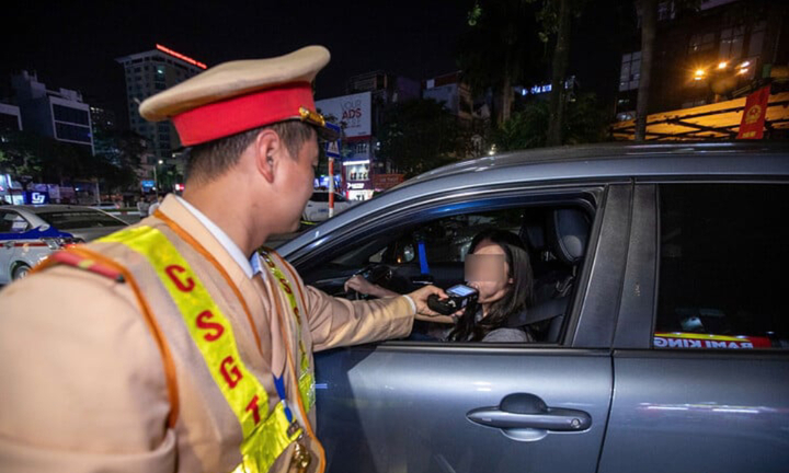 CSGT Hà Nội hóa trang theo dấu ô tô rời quán bia, có tài xế vi phạm 'kịch khung'