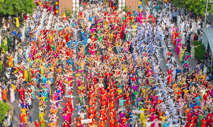 3.000 người đồng diễn áo dài trên phố đi bộ Nguyễn Huệ ngày 8/3