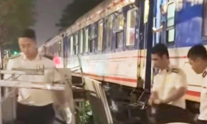 Băng qua đường sắt ở Hà Nội, người đi xe máy bị tàu hoả tông tử vong