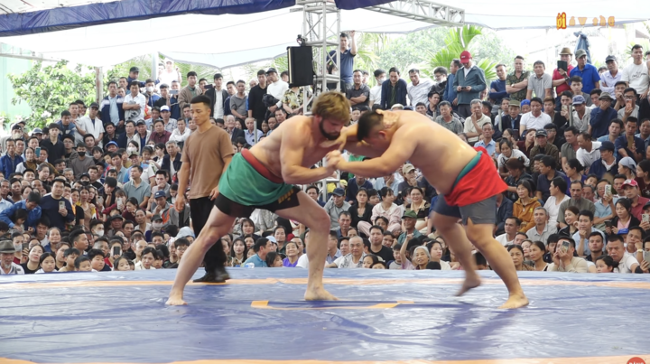 'Thần sấm' Zakhar cân tài đô vật Việt Nam, chia đôi giải thưởng 3.500 USD