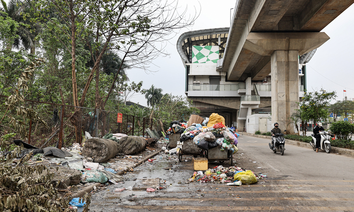 Nhếch nhác hàng quán, rác thải bủa vây dọc tuyến metro Cát Linh - Hà Đông