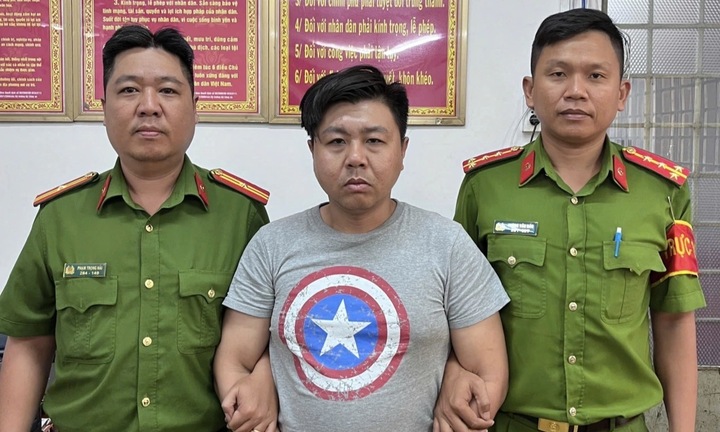 Bắt người đàn ông đập phá hành lý hành khách trước cổng ga T3 Tân Sơn Nhất