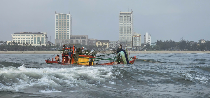 Sóng lớn đánh lật tàu cá chở 5 ngư dân khi đang vào bờ ở Quảng Trị