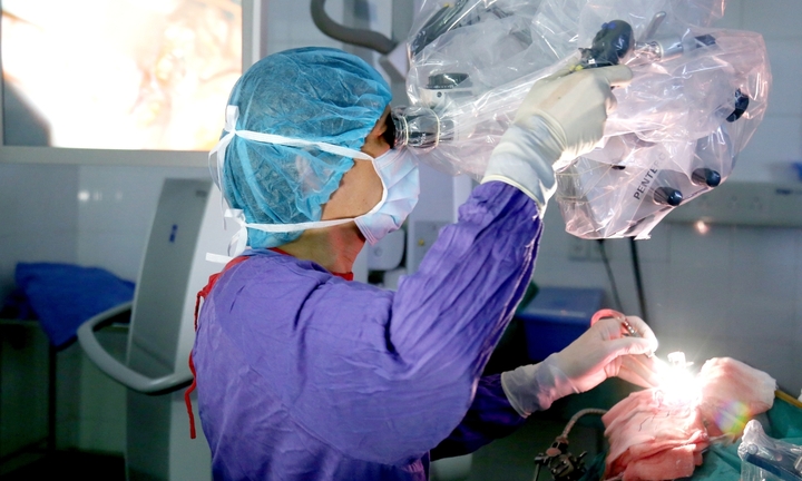 Chi tiền tỷ ra nước ngoài chữa bệnh, cuối cùng vẫn về 'cầu cứu' bác sĩ Việt