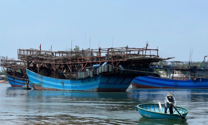 2 tàu cá Quảng Ngãi hỏng máy, 70 ngư dân cầu cứu giữa biển