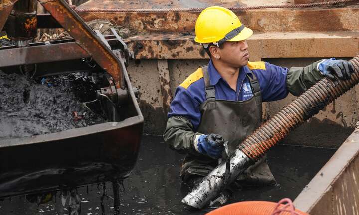 Công nhân dầm mình hút bùn, khơi thông dòng chảy trước mùa mưa bão