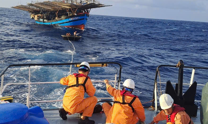34 ngư dân gặp nạn trên vùng biển ngoài khơi tỉnh Khánh Hòa