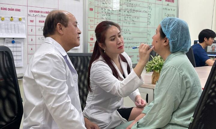 Mang khuôn mặt lệch hơn 40 năm, người phụ nữ tập cười ở tuổi 44