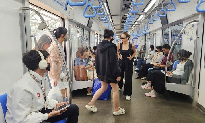 Giá xăng tăng, người TP.HCM đổ sang metro và xe buýt