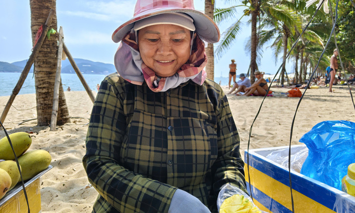 Gặp người bán trái cây ở Nha Trang có lời rao thành bài hát ‘viral’ toàn cầu