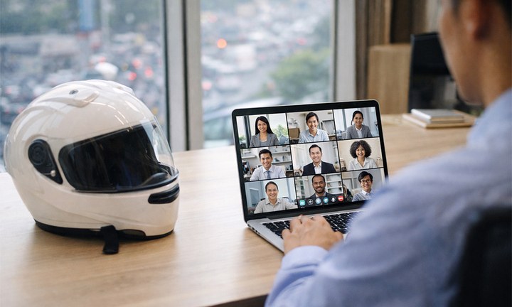 Tốn tiền mua xăng chạy xe 12km đến công ty để ngồi họp trước màn hình