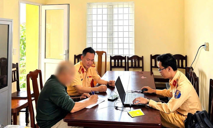 Xử phạt tài xế ô tô dừng, tiến lùi bất thường giữa đường phố Quảng Trị