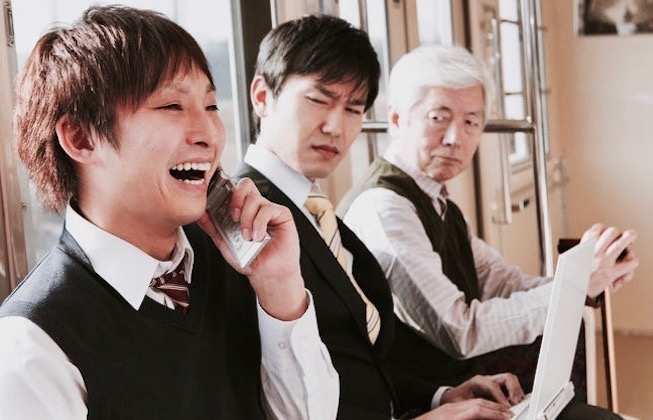 Vì sao người Nhật Bản không nói chuyện điện thoại trên tàu điện ngầm?