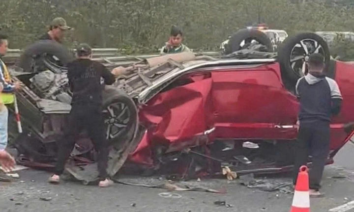 Ô tô con lật úp, 'vò nát' trên cao tốc, tài xế may mắn thoát nạn