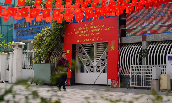 Phố phường TP.HCM rực rỡ cờ hoa hướng về ngày hội non sông