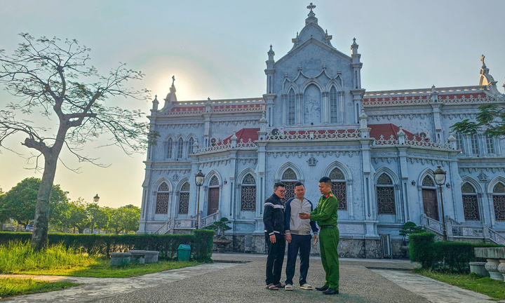 Làm việc ngày đêm in thẻ cử tri cho gần 20.000 người ở xã có gần 90% giáo dân