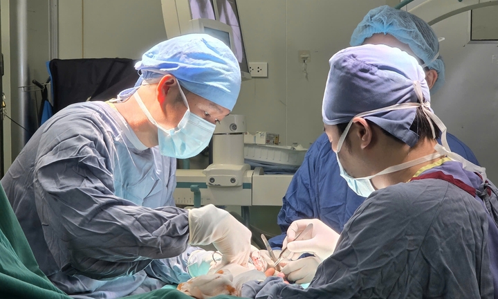 Lương bác sĩ thay đổi ra sao khi lương cơ sở tăng 8% từ 1/7?