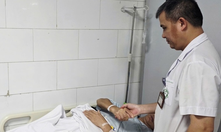 Ăn vài miếng cá chình, nhóm du khách tê buốt toàn thân