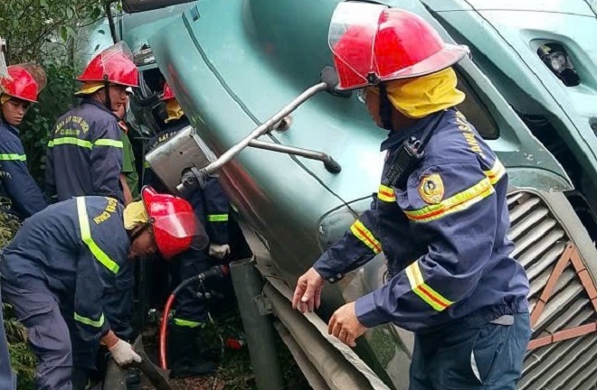 Giải cứu tài xế mắc kẹt trong cabin xe sau tai nạn trên cao tốc ở Đà Nẵng