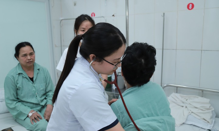 Bảng lương bác sĩ dự kiến từ 1/7 khi lương cơ sở tăng 8%