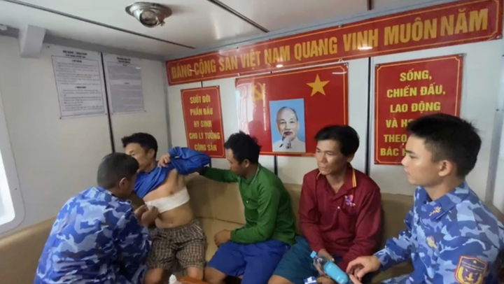 Tàu cá bốc cháy trên vùng biển Tây Nam