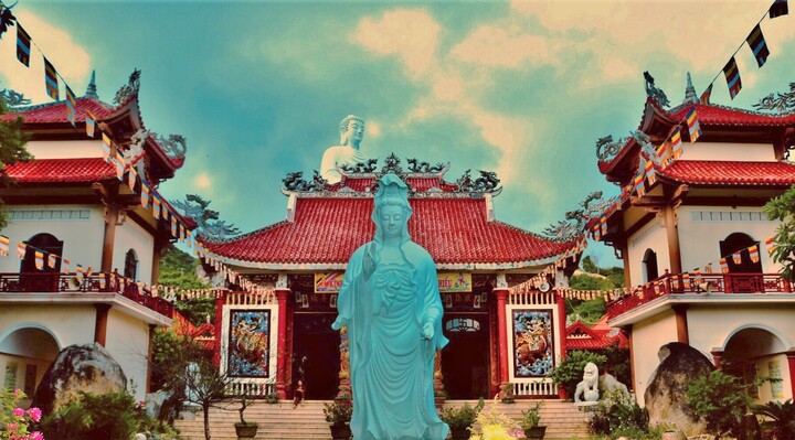 Ngàn người đi bộ hơn 600 bậc thang chiêm bái tượng phật khổng lồ ở Gia Lai