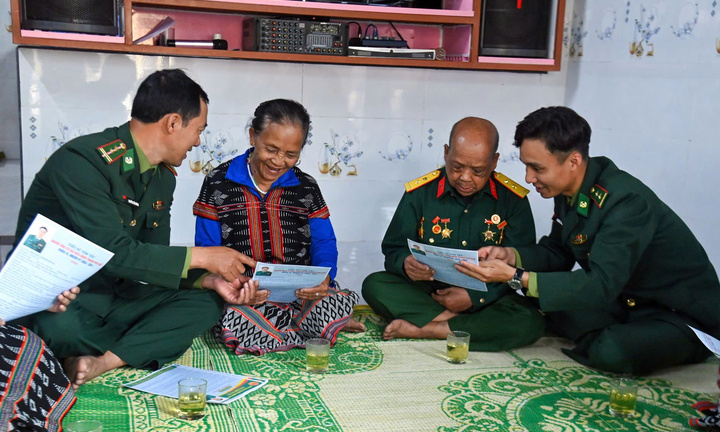 Theo chân bộ đội biên phòng tuyên truyền cho ngày bầu cử ở rẻo cao A Lưới