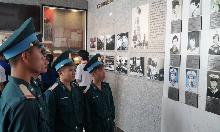 Xúc động dâng hương tại Khu tưởng niệm Chiến sĩ Gạc Ma