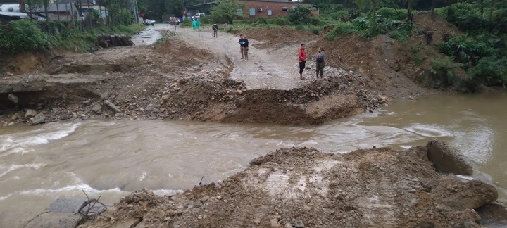 Mưa lớn, nước sông dâng cao cuốn phăng cầu tạm ở Đà Nẵng
