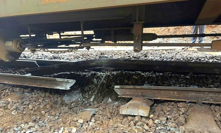 Tàu chở hàng trật bánh trên đèo Hải Vân