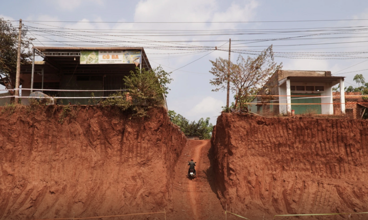 Đồng Nai yêu cầu chủ đầu tư xin lỗi dân, xử lý vụ 8 nhà bị 'treo cao'