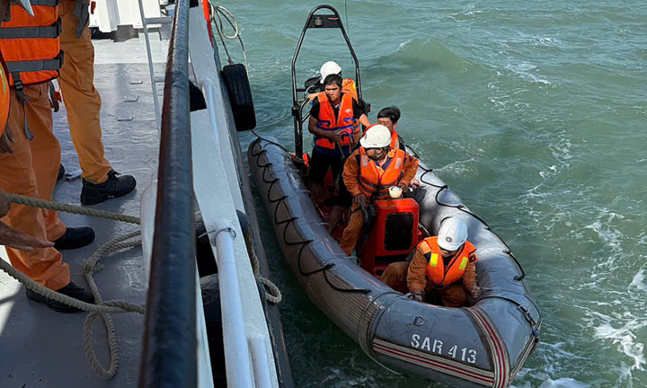 Chìm tàu chở 35.000 tấn cát ngoài khơi Sóc Trăng, khẩn cấp tìm 4 thuyền viên